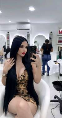 Uzun siyah saçlı seksi bayan Yezda